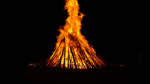 Fogueras de San Juan, símbolo de las fiestas. / PIXABAY