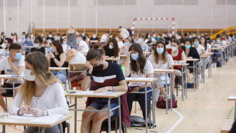 Estudiantes de Navarra durante las pruebas de acceso a la Universidad, EVAU o EBAU según comunidades, a la que se han enfrentado este martes más de 200.000 mil aspirantes. /EFE