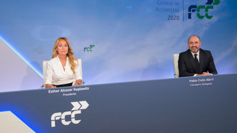 La presidenta de FCC, Esther Alcocer Koplowitz, y  el consejero delegado de FCC, Pablo Colio, antes de la junta de accionistas.