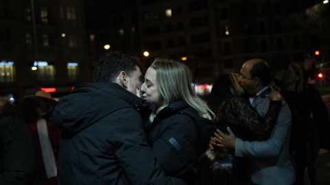 Varias parejas se dan un beso durante la celebración del primer Hot Kiss Day en el nuevo local de No Mames Way, a 14 de febrero de 2023, en Madrid (España). Foto: Fernando Sánchez / Europa Press