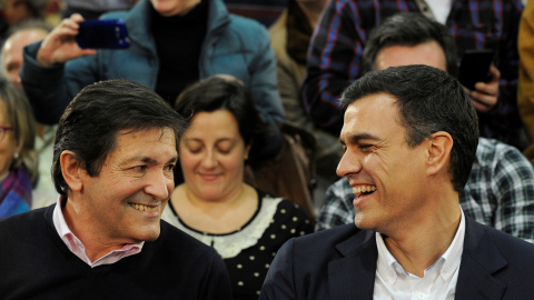 Javier Fernández y Pedro Sánchez, en un acto de campaña electoral en Gijón el pasado diciembre./ REUTERS