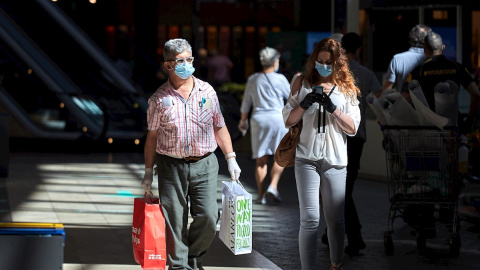 Gente paseando por el centro comercial de referencia de Girona, Espai Gironès, que ha abierto este martes, primer día laborable desde la entrada de la región sanitaria en la fase 2. /EFE