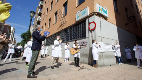 13-04-2020 - El alcalde zaragozano se sumó hace unos días, con cobertura gráfica, al homenaje al primer médico aragonés fallecido con coronavirus. / AYUNTAMIENTO DE ZARAGOZA