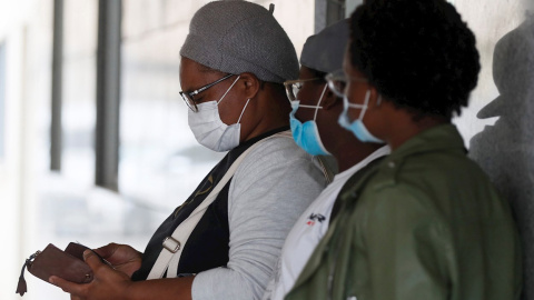 Varias personas esperan en el Hospital Público de A Mariña en Burela, Lugo, para hacerse pruebas PCR. | EFE