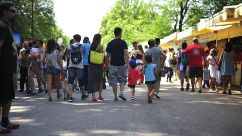 Vista general de la segunda jornada hoy de la Feria del Libro de Madrid en el Parque del Retiro. EFE/Diego Pérez Cabeza