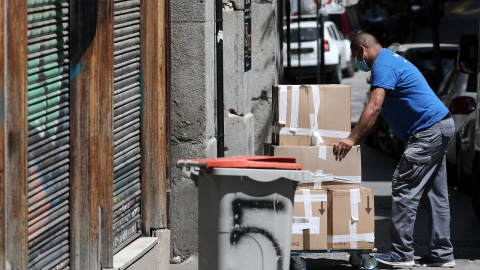  Un trabajador del sector de las mudanzas carga unas cajas en las calles de Madrid. —Eduardo Parra / Europa Press