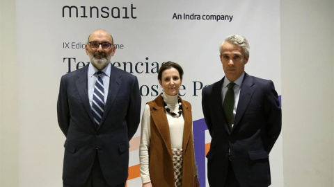 De izquierda a derecha: Fernando Abril-Martorell, presidente de Indra; Cristina Ruiz Ortega, consejera directora general de Indra; y Borja Ochoa, director general de Servicios Financieros de Minsait. E.P.