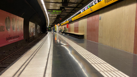 Imatge de l'andana de l'estació de metro de Passeig de Gràcia, gairebé buida. ACN