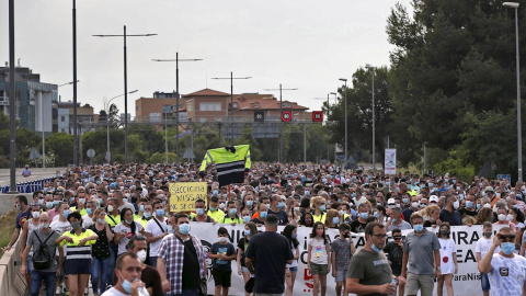 GRAFCAT7700. BARCELONA, 02/06/2020.- Cientos de personas han participado este martes en una protesta contra el cierre de las plantas de Nissan en Barcelona ante un concesionario de Renault de Esplugues de Llobregat (Barcelona) para interpelar a la marca f