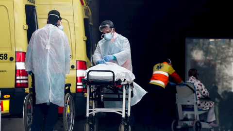 Personal medico en el Hospital de Bellvitge en L'Hospitalet (Barcelona), este viernes. EFE/ Quique García