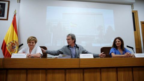 13/02/2020.- La jefa de Servicio de Medicina Preventiva del hospital militar Gómez Ulla de Madrid , María Vicenta García (i), y la supervisora de Enfermería, Pilar Cárdenas (d) durante una rueda de prensa. / EFE