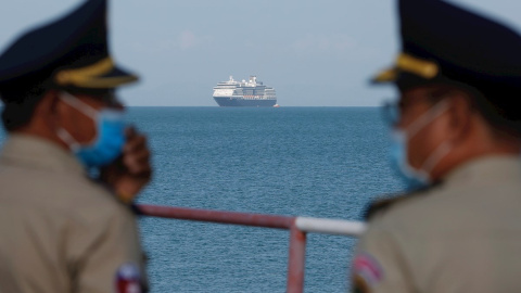 13/02/2020.- Policías camboyanos miran el crucero que ha sido rechazado por cuatro países por sospechas de coronavirus. / EFE