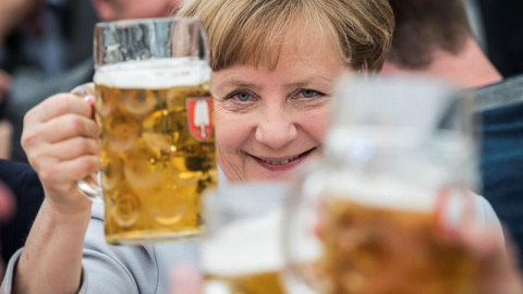 Angela Merkel con una cerveza en un acto de la CDU en Munich. /EFE