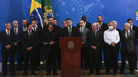 El presidente Bolsonaro, rodeado de ministros, con el ala militar a su lado, respondió a las acusaciones del exministro Sérgio Moro. MARCELLO CASA JR/ AGÊNCIA BRASIL. 24/04/20.