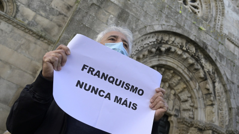 Una persona sostiene un cartel donde se puede leer "Franquismo nunca máis" durante la marcha cívica para pedir la "devolución" al patrimonio público de la Casa Cornide, en manos de la familia Franco, en A Coruña, (Galicia), a 7 de noviembre de 2020. 