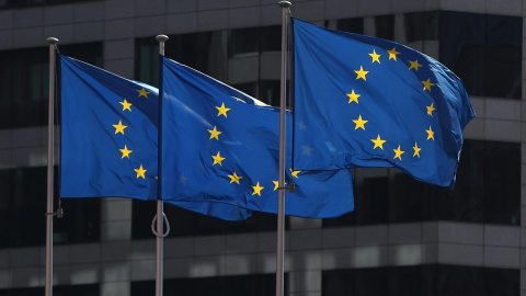 Banderas de la UE en el exterior del edificio de la Comisión Europea, en Bruselas. REUTERS/Yves Herman