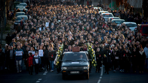 Manifestación contra el cierre de la sala de partos de Verín. Escenificación de un funeral. Foto: Brais Lorenzo.