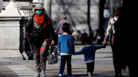 Un par de niños cruzan una calle, en Madrid. EFE/ Juan Carlos Hidalgo/Archivo