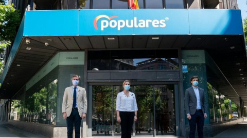 Los vicesecretarios del PP Antonio González Terol, Ana Beltrán y Pablo Montesinos guardan un minuto de silencio delante de la sede nacional del Partido Popular en la calle Génova. En Madrid, a 27 de mayo de 2020. E.P.