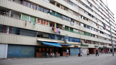 Detall de l'edifici del carrer Venus al barri de La Mina de Sant Adrià del Besós. Imatge del 17 de juny de 2014. (Horitzontal). Guillem Sancez | ACN