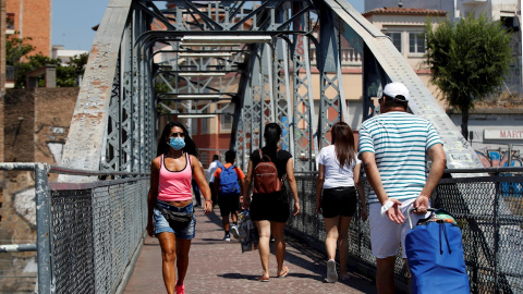 Las autoridades sanitarias buscan los focos del rebrote de coronavirus en L'Hospitalet. / EFE