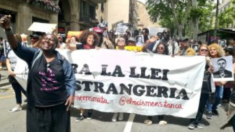 "El racisme ens tanca, el racisme ens mata", criden milers de manifestants