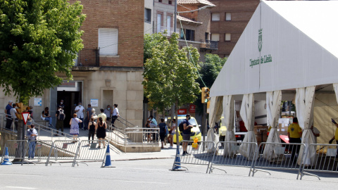 Carpa instal·lada al costat del CUAP Prat de la Riba de Lleida, per atendre possibles afectats pel coronavirus. ACN