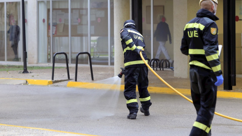 20/03/2020.- La Unidad Militar de Emergencias (UME) está procediendo a la desinfección de varias residencias de mayores. / EFE