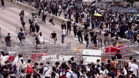 Manifestantes ocupan una calle principal durante un mitin contra las enmiendas a un proyecto de ley de extradición cerca del Consejo Legislativo en Hong Kong. Liau Chung-Ren/ZUMA/EP