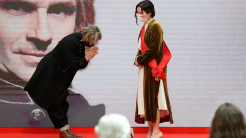  La presidenta de la Comunidad de Madrid, Isabel Díaz Ayuso, hace entrega de la Gran Cruz de la Orden del Dos de Mayo al músico Nacho Cano.BALLESTEROS (EFE)