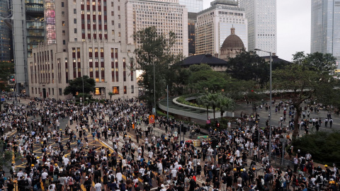 Manifestantes marchan durante una manifestación contra un proyecto de ley de extradición en Hong Kong. Reuters