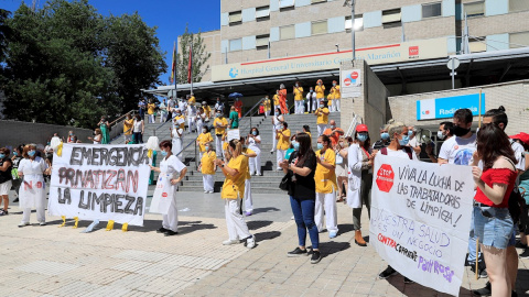 29/06/2020.- Trabajadoras de la limpieza del Hospital Gregorio Marañon durante una concentración a las puertas del centro hospitalario con motivo de la huelga de 48 horas que incian este lunes en protesta por la privatización del servicio. EFE/Fernando