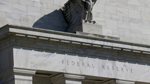 Detalle del edificio de la Reserva Federal, el banco cental de EEUU, en la Avenida Constitución de Washington.  REUTERS/Leah Millis