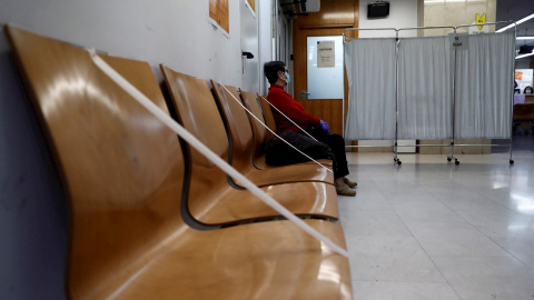 Vista de la sala de espera del centro de salud de General Ricardos, en Madrid. EFE/ Mariscal