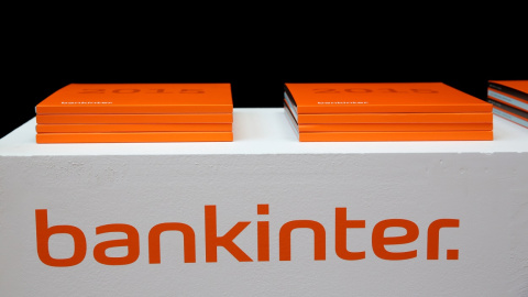 El logo de Bankinter, con los libros de la memoria anual, en una de las juntas de accionistas de la entidad. REUTERS/Andrea Comas