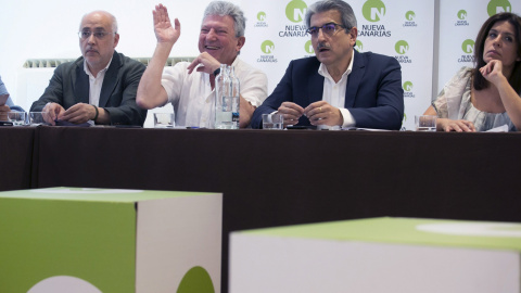 El presidente de Nueva Canarias (NC), Román Rodríguez (2-d), junto a Antonio Morales, Pedro Quevedo y Carmen Hernández (i-d), durante la rueda de prensa tras la Ejecutiva Nacional de la formación nacionalista. EFE/Quique Curbelo