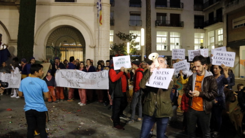 Veïns de Badalona protesten a l'exterior de l'Ajuntament contra la pretensió del fons Lazora d'incrementar-los el lloguer.