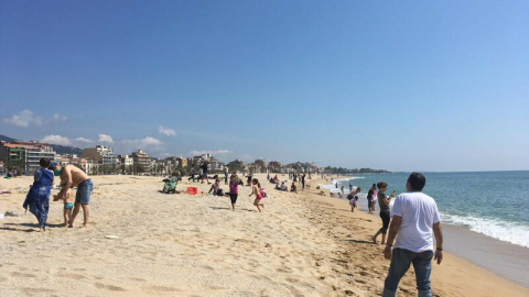 La platja d'Ocata, al Masnou (Maresme), durant el primer dia de permís de sortida dels nens durant el confinament d'aquest diumenge.