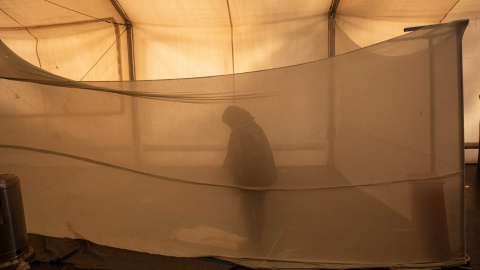 Un migrante reza en una mezquita improvisada dentro del campamento de Sid, Serbia. - REUTERS / Marko Djurica