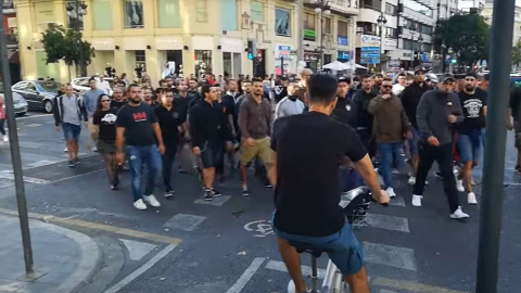 Llegada de los Ultras-Yomus del Valencia CF a reventar la Diada del País Valencià, el 9 de octubre 2017. | Captura Video