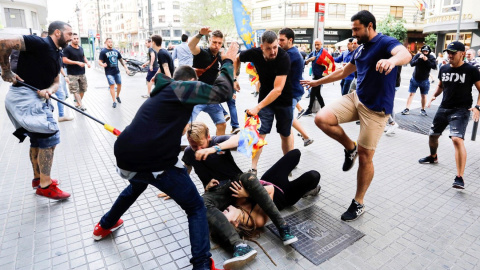 Momentos de las agresiones protagonizadas por la ultraderecha en Las calles de Valencia en octubre de 2017. | UP