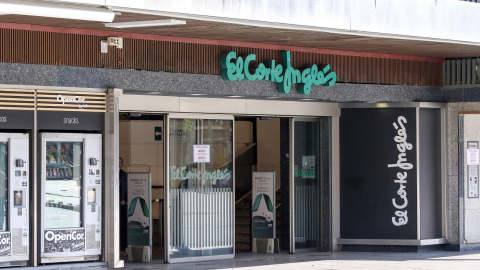 Entrada de uno de los establecimientos de El Corte Inglés, en Madrid. E.P.