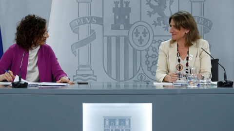 La vicepresidenta y ministra de Transición Ecológica y el Reto Demográfico, Teresa Ribera (d) junto con la ministra de Hacienda, María Jesús Montero (i) durante la rueda de prensa tras el Consejo de Ministros celebrado en el Palacio de la Moncloa. EF