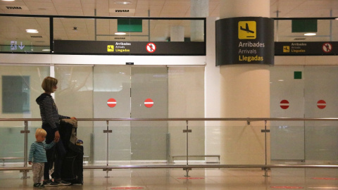 Passatjera esperant davant de la zona d'arribades a l'aeroport de Barcelona. ACN/Albert Cadanet​​