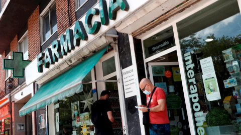 Un hombre sale de una farmacia de Madrid, en una imagen de archivo. EFE/ Mariscal