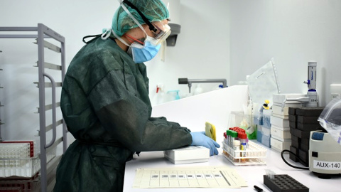 Anàlisi de proves PCR en un laboratori de l'ICS a Girona. ACN