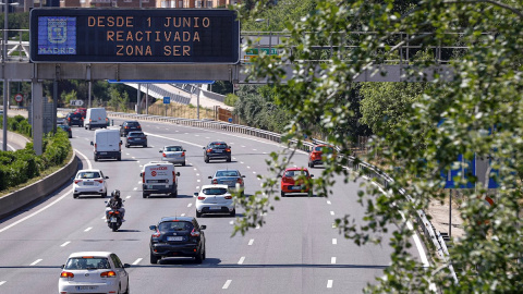 Varios vehículos circulan por la M-30 en Madrid./ Emilio Naranjo (EFE)