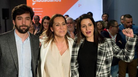 La candidata de Cs a la Xunta, Beatriz Pino (centro), junto a la líder de la formación, Inés Arrimadas, y el eurodiputado Adrián Vázquez el pasado mes de marzo en Orense. EFE