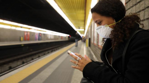 Una joven con mascarilla en el metro de Milán, Italia. EFE/MATTEO BAZZI