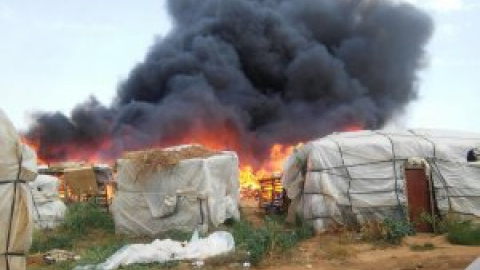 El Ayuntamiento de Lepe abandona a su suerte a medio centenar de temporeros tras el incendio de las chabolas donde vivían